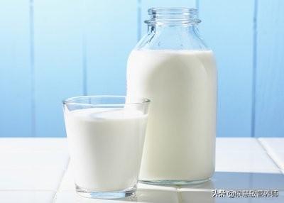 纯牛奶和酸牛奶,哪一个更有营养,早上喝好还是晚上喝好？