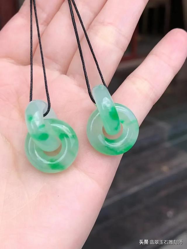 真玉镯断了是什么样的,这个玉镯是断裂纹还是絮？是真的吗？