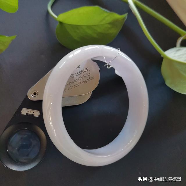 翡翠手镯选什么颜色好,年轻人适合什么颜色的翡翠手镯？