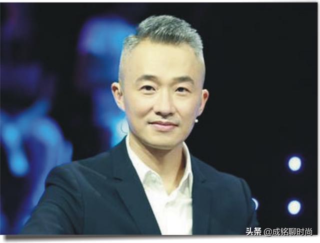 中年男性白发较多,不染不推光,适合留什么发型?-图5