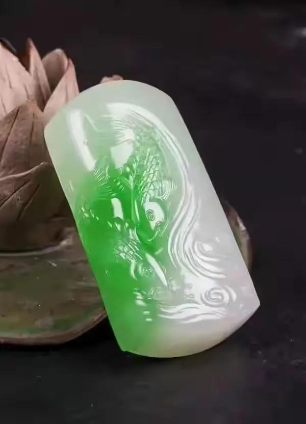 翠青玉有收藏价值吗,翠青玉是不是白底青翡翠呢？