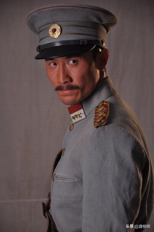 晚上8点多,二排长陶启胜带2名护兵闯进一排来巡查,看见程正瀛,金兆龙