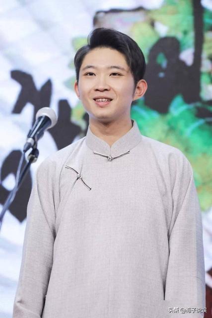 头条问答 - 《欢乐喜剧人》中,金霏明明私下都戴眼镜,为何登台演出却