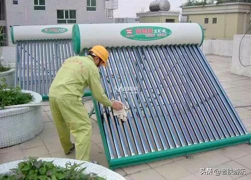 灰尘使者:如何清洗太阳能热水器真空管表面