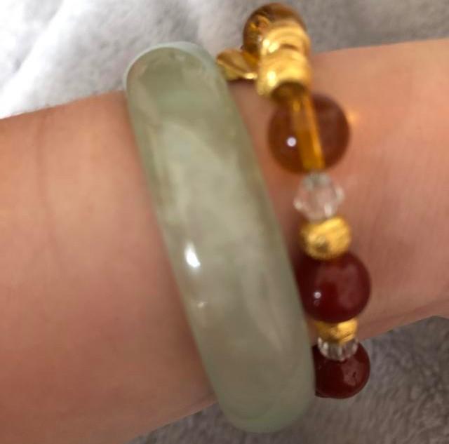 翡翠b货在灯光下的图片,长期佩戴翡翠B货会对人体有害吗？