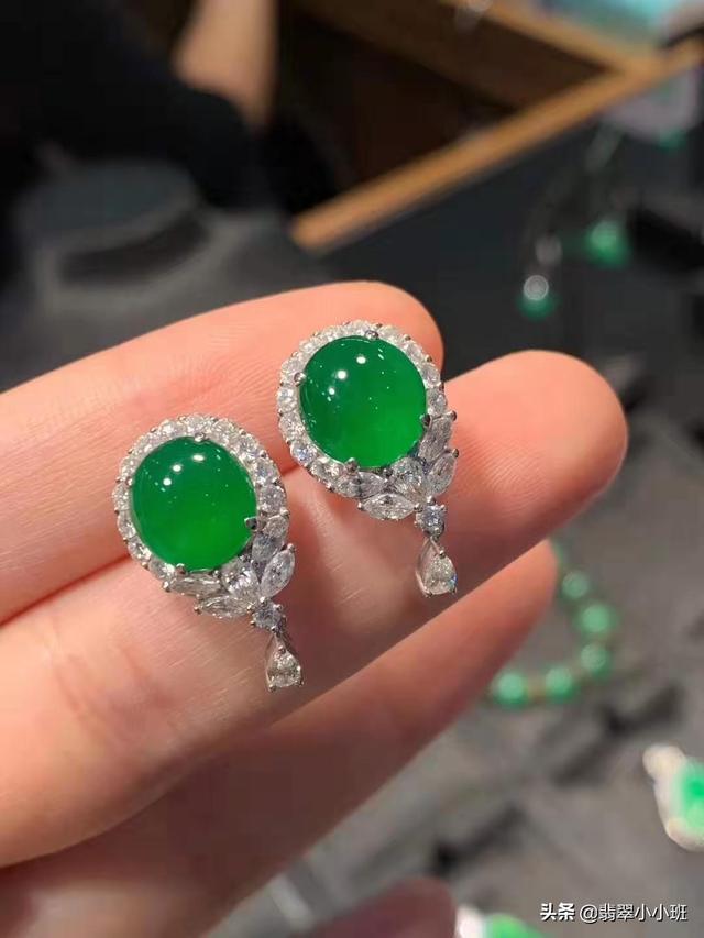 带了50年的翡翠手镯,不同年龄的女人适合戴什么样的翡翠手镯？