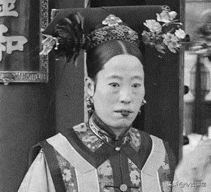 一张吓死人的清朝女子恐怖照片，看到清代的老照片，为什么上面的名妓和嫔妃都那么丑