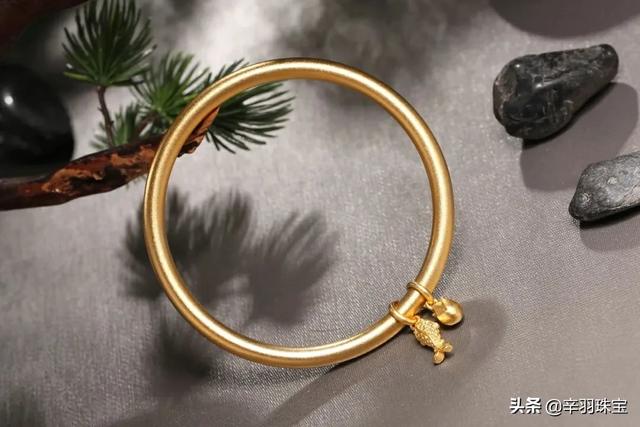 怎么买黄金手镯划算,要订婚金价贵，怎么入手比较划算呢？