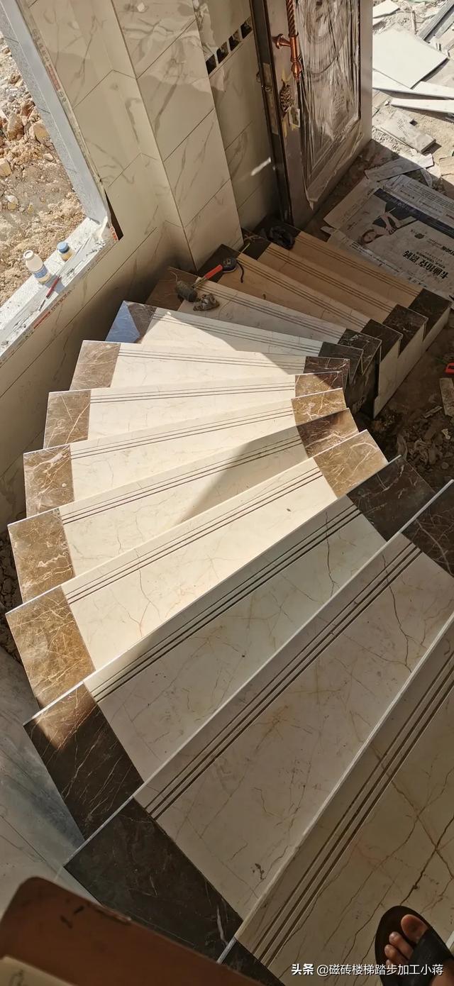 客厅是灰色的地板砖,楼梯踏步选什么颜色比较搭调?-惠修网