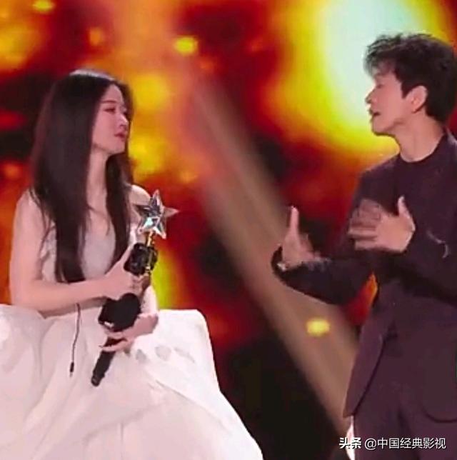 如何看待《好声音》总冠军单依纯签约百沐娱乐？是自毁前程吗？