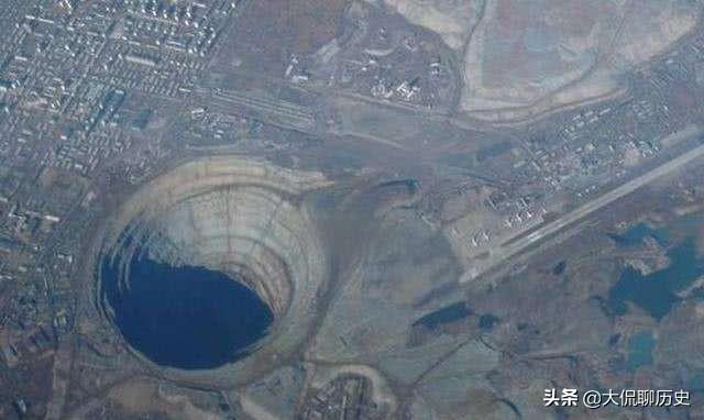 俄罗斯不明生物攀爬大楼，当初苏联挖到地球1000米左右，周边黄金含量很高，为何不挖了