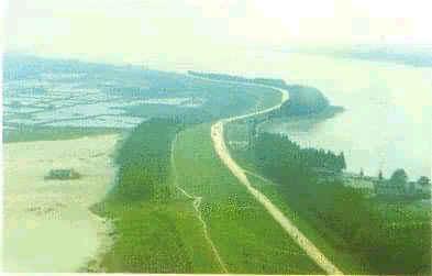 江苏南通某河堤发生局部塌陷，为什么不把长江大堤修成高速公路？