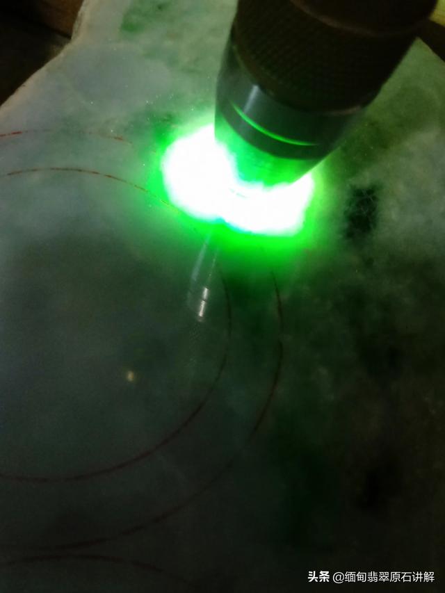 假翡翠在灯光下什么样,紫光灯能鉴定翡翠真假吗？