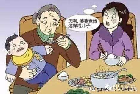 婆婆总爱把嚼过的东西喂给孩子吃,该怎么办？