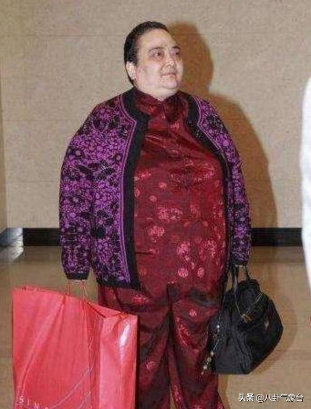 何超英:皈依佛门多年的何超雄，最近为何要将胞姐何超贤告上法庭？