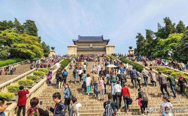 一家三口准备到南京游玩2-3天,有什么景点和美食值得推荐？