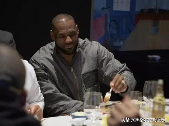 运动员如何补充营养:为何一些专业运动员吃鸡蛋是一整颗，健身房大肌霸大多只吃蛋白？