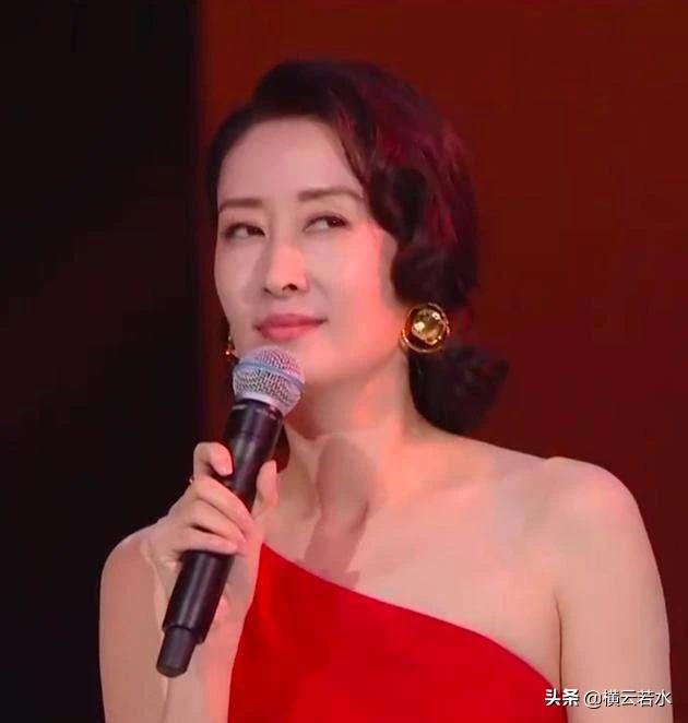 红色高跟鞋歌词:如何看待刘敏涛在演唱《红色高跟鞋》时的表情管理？