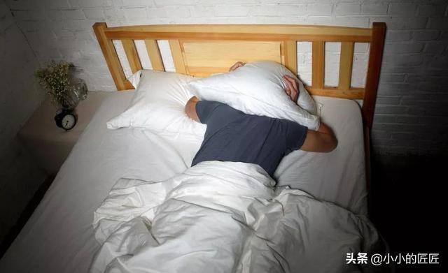 鬼和你睡的表现，发生“鬼压床”的时候不挣扎会有危险吗