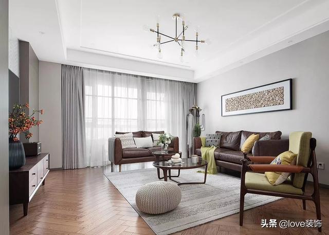 客厅浅卡其色地板砖搭配什么色系的沙发好看?