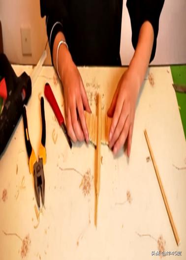 自制玩具飞机:玩具飞机 遥控飞机 一次性筷子制作简易飞机模型？