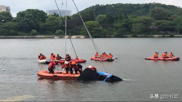 公交门事件:安顺公交车行驶突然开进河里，疑点重重，到底是什么原因？