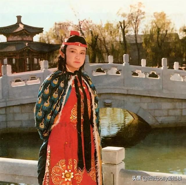 抄捡大观园时,紫鹃房里搜出了很多宝玉旧年用过的记名符扇套等,紫鹃为何收藏这些旧物？