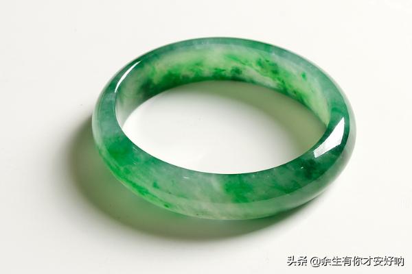 翡翠手镯的款式有几种,手镯材质有哪些?玉手镯有分多少种？