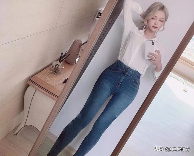 绑带紧身牛仔裤:女生宽牛仔裤怎么搭配衣服？