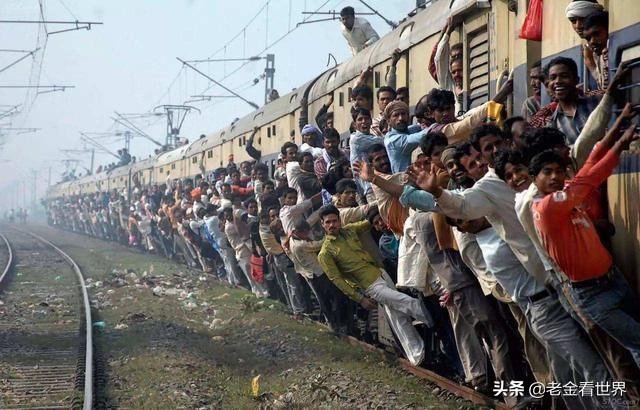 印度的火车,为什么外面和上车上面都要坐那么多人,不怕去火车开动,不怕掉下来吗？