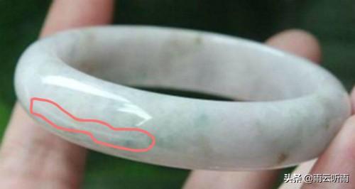 翡翠手镯常见裂痕图片,翡翠手镯有裂缝用双养水能清除吗？