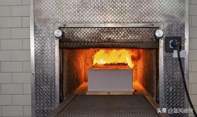 美国新冠病毒死亡的人是直接埋了还是像咱中国一样拉到火葬场烧掉