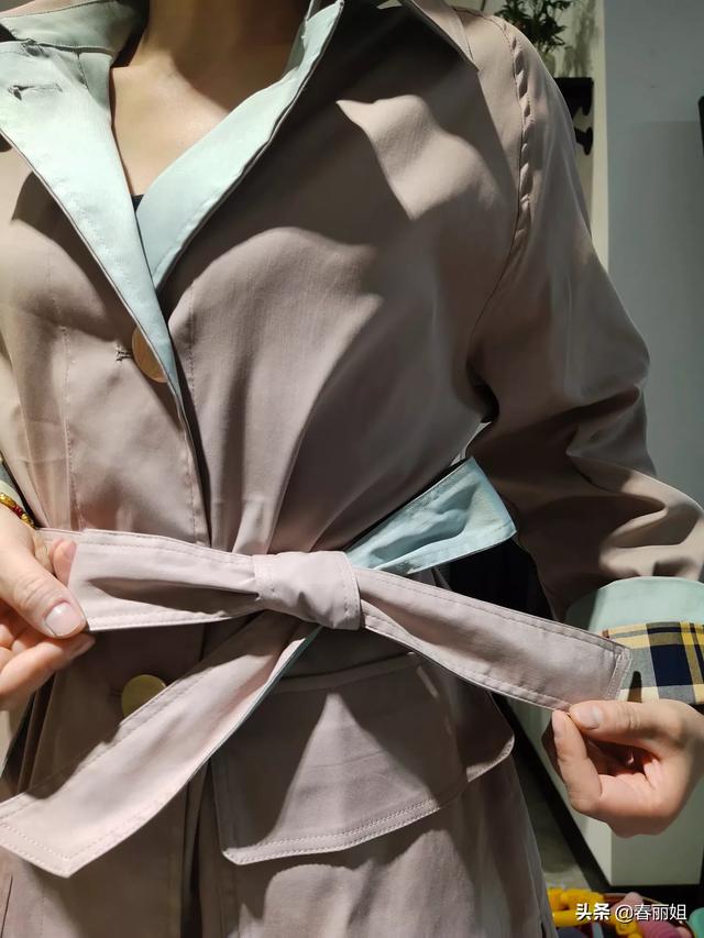 来看看怎么用这根腰带打一个漂亮的蝴蝶结,具体操作如下