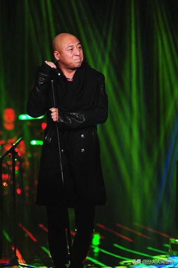 周晓欧:周晓鸥唱歌为什么不戴耳返?