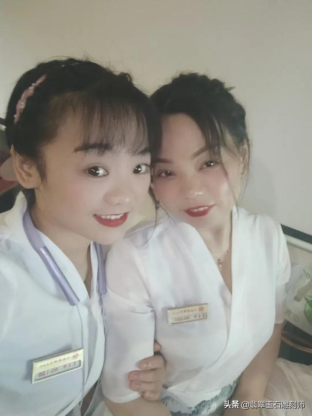 精品玉镯价格及图片大全,想买个玉镯，预算1W左右，推荐啥品牌呢？