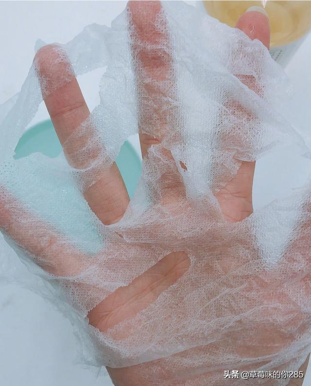 毛孔芝麻:毛孔近看一个个像小洞，还往外流油，这到底是怎么回事？