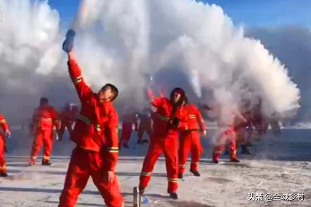 泼水成冰:漠河千人泼水成冰，游客：比我们南方冷多了，爽, 你怎么看？