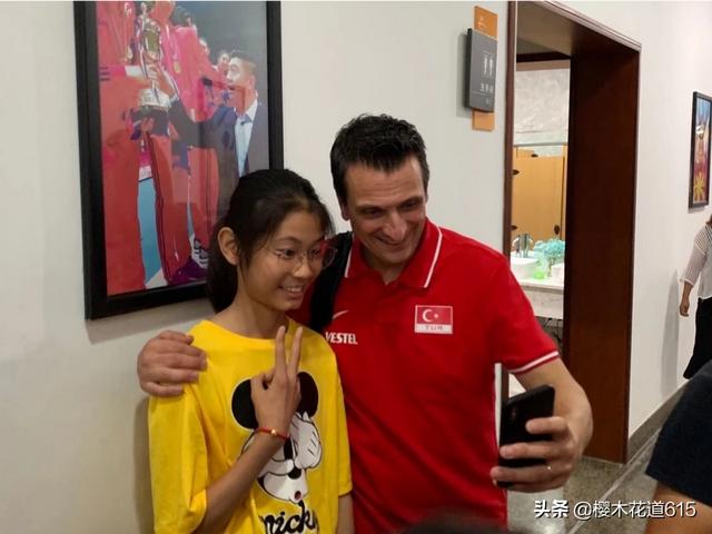 女排3－0土耳其，朱婷妹妹朱佳荟抢镜，参与全队合影。还被郎导看好。她能进国家队吗？