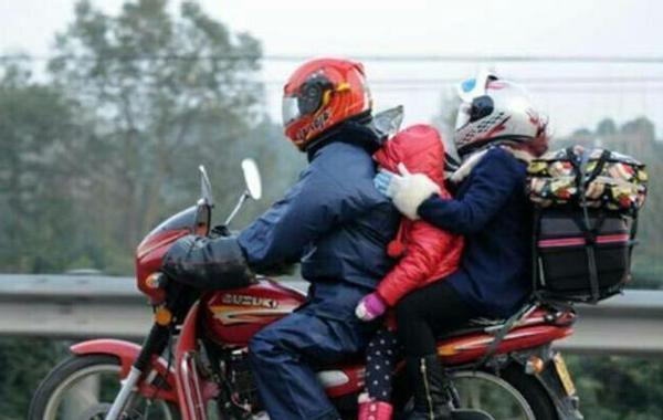 广西一家三口骑摩托车返乡，因43元餐费丈夫把妻子扔路边，你如何看这件事？