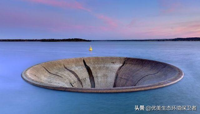 神秘洞穴阴森灵异事件:葡萄牙湖面上神秘的“地球破洞”是怎么回事？水流向了哪里？