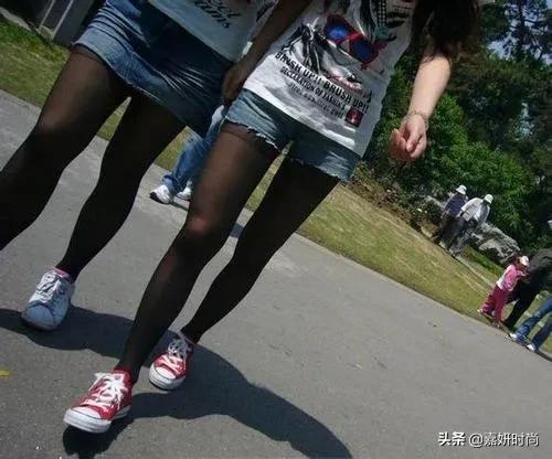 郑秀晶漫画腿:女生穿帆布鞋搭配丝袜好还是船袜好？