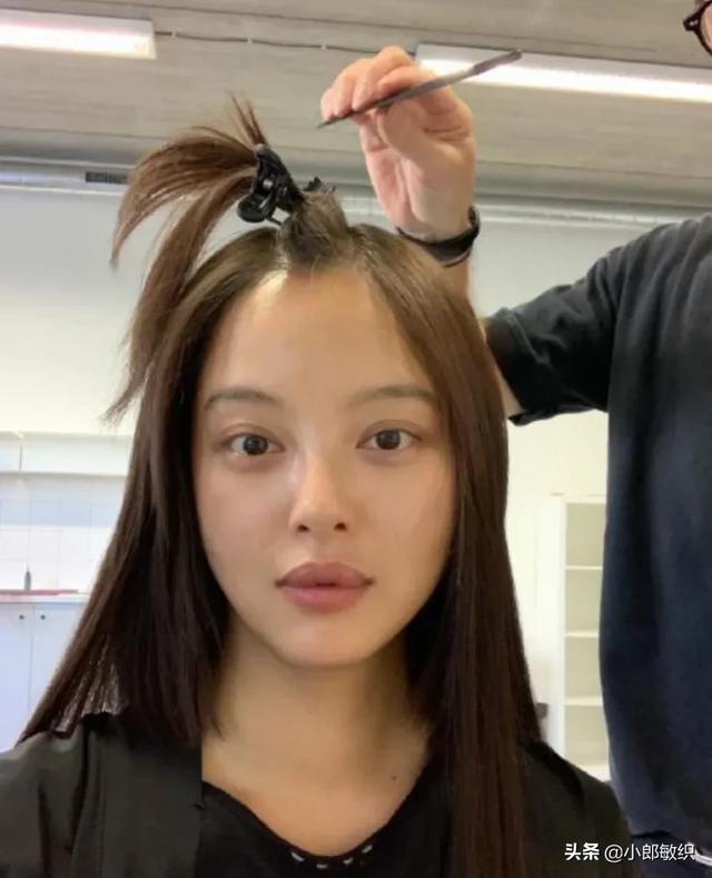 辛芷蕾照片:辛芷蕾果真敢穿，蓝色软呢外套+西装裤露出小腿肚，是认真的吗
