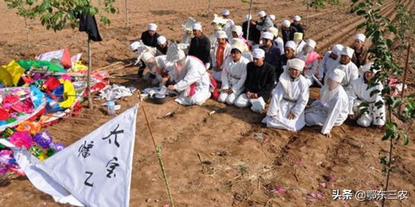 坟后十字路出武将吗,又到十月初一，传统的秋祭上坟有什么规矩？