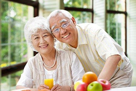女人70岁找老伴有多重要，67岁的老人退休金有5000多，找几岁的女人再婚比较适合