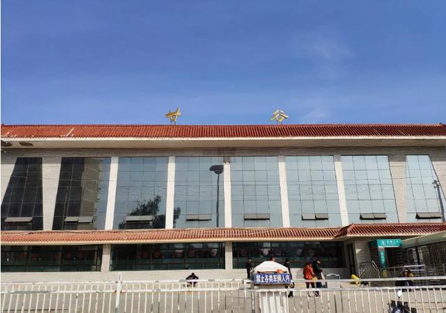 事情,当时很多临近的没有铁路的乡镇和县城的人都跑来甘谷火车站坐车