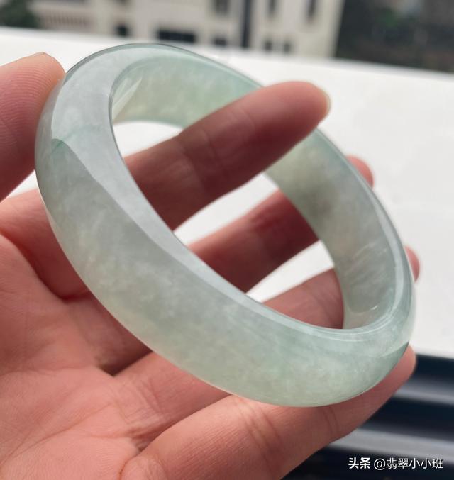 怎么判断翡翠玉已经戴活了,怎样看翡翠手镯带着是否合适？