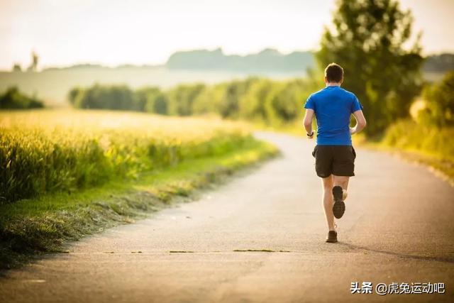 早上跑步和晚上跑步哪个好，早上空腹晨跑跟晚上跑步哪个效果好？