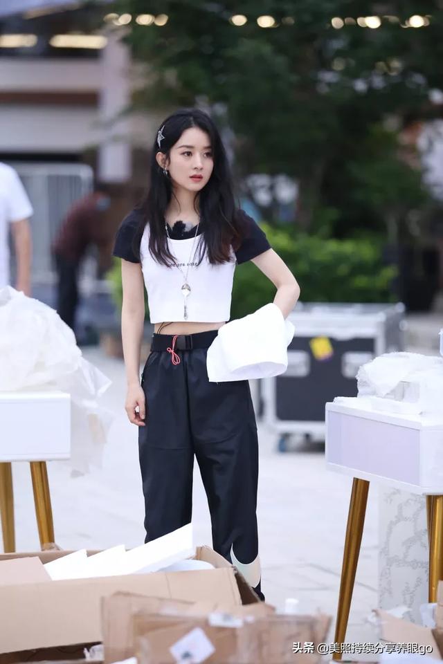 为什么在剧中的男明星喜欢捏赵丽颖的脸？