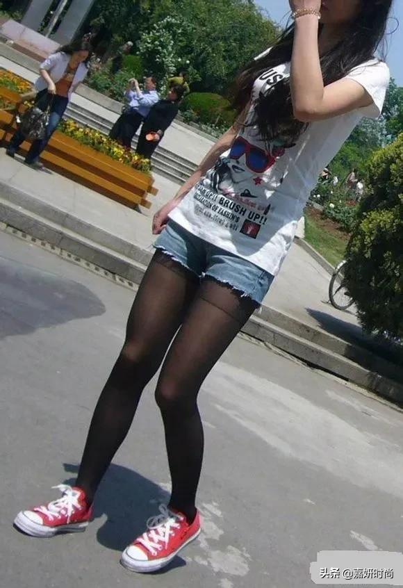 郑秀晶漫画腿:女生穿帆布鞋搭配丝袜好还是船袜好？