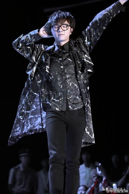 张碧晨华晨宇综艺节目:华晨宇，吐槽杨幂裤子太短，他是保守的人他真心喜欢张碧晨吗